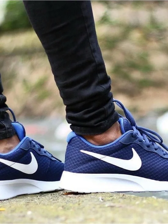 Nike Tanjun athletic sneakers with white swooshes. Blue size 7