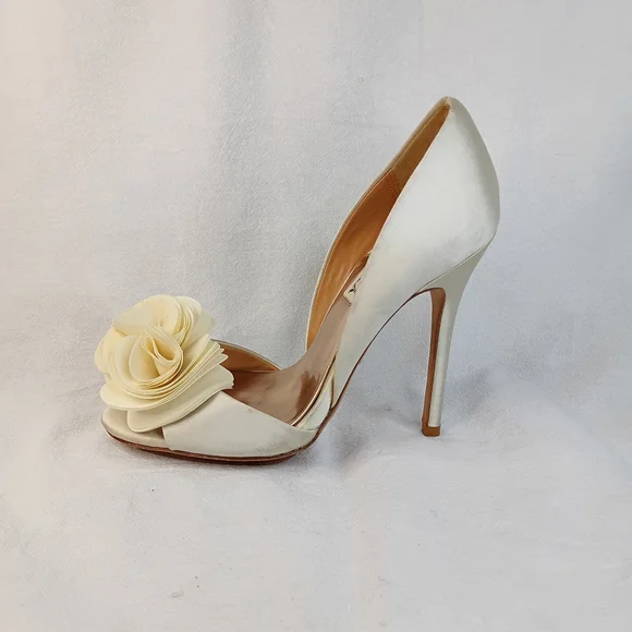 Badgley Mischka Cream Heels with Floral Detail Size 5.5 M