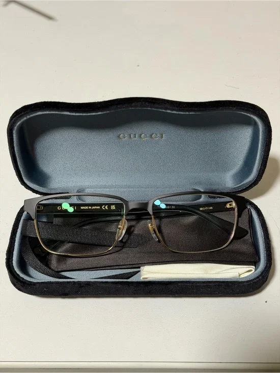 Gucci Men's Black and Gold Rimmed Eyeglasses