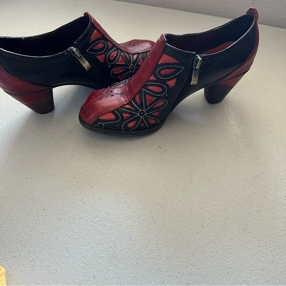 Spring Step L'Artiste Arabella Ankle Booties Side Zip Red/Black leather