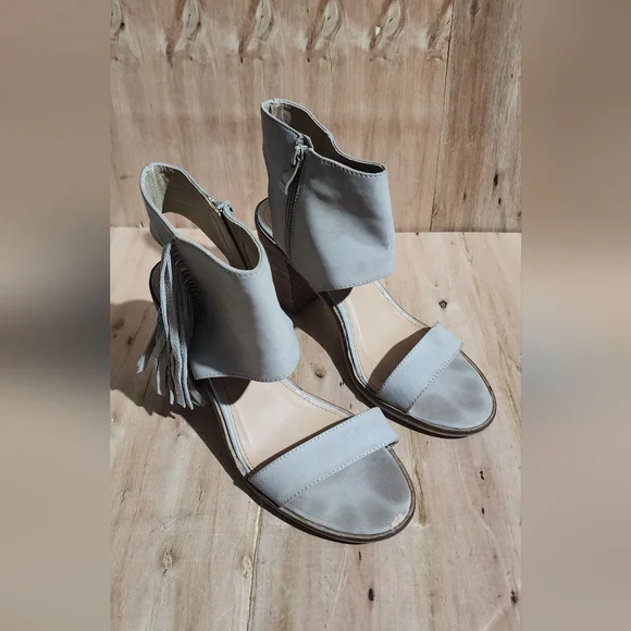 Very Volatile Fringe Heels Size 8
