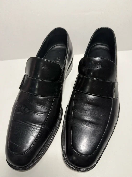 Gucci Black Leather Men's Slip-On Loafers with silver engraved bar