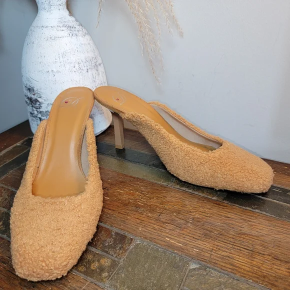 Heart in D 'Cosmo' Sherpa Heels - Size 8‎