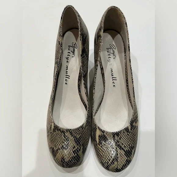 Bettye Muller Tan & Black Snakeskin Block Heel Shoes Sz. 9‎