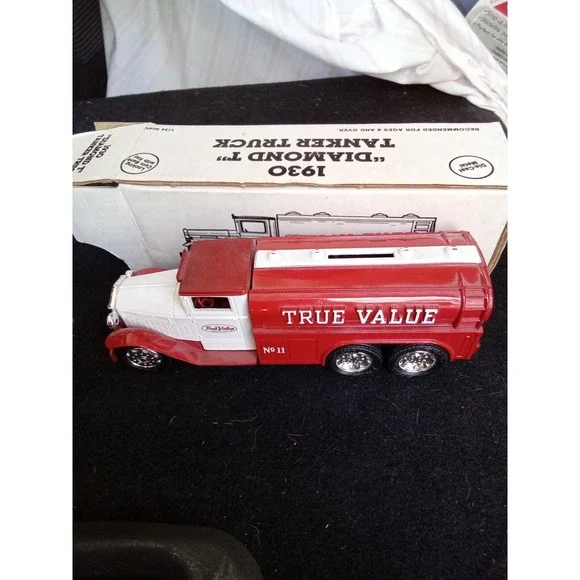 ERTL‎ 1930 Diamond T Tanker Truck/Bank