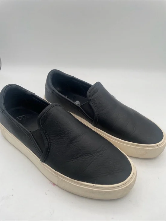 UGG‎ Women’s black leather Slip-On  Sneaker Loafer Comfort Size 8.5