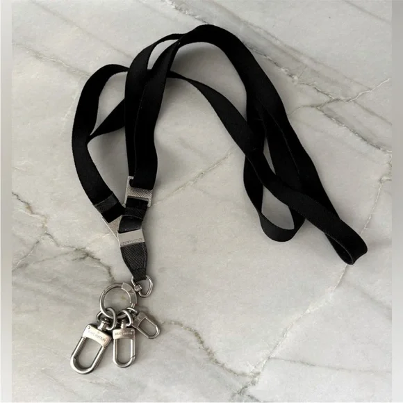 Louis Vuitton Taiga Collier Pochette Cles Neck Strap