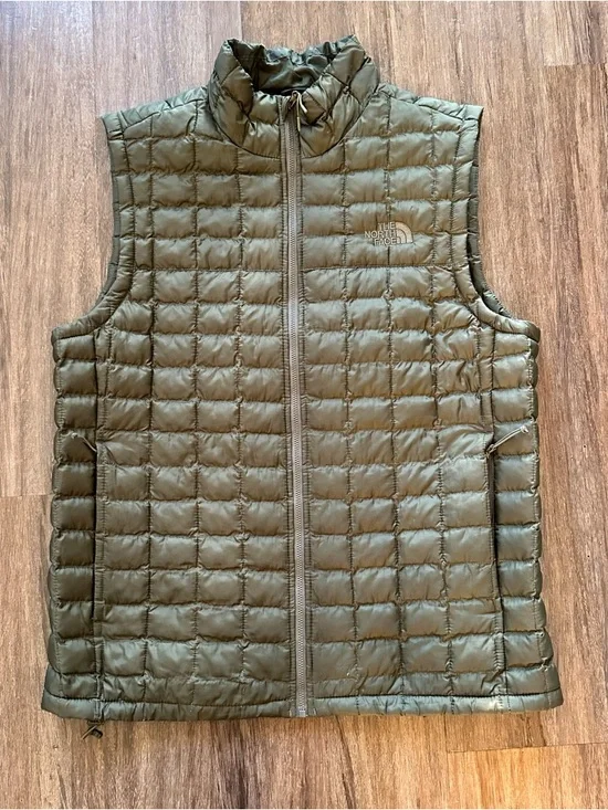 The North Face Men's Thermoball Vest in Woodland Green. Size L. *minor flaw*