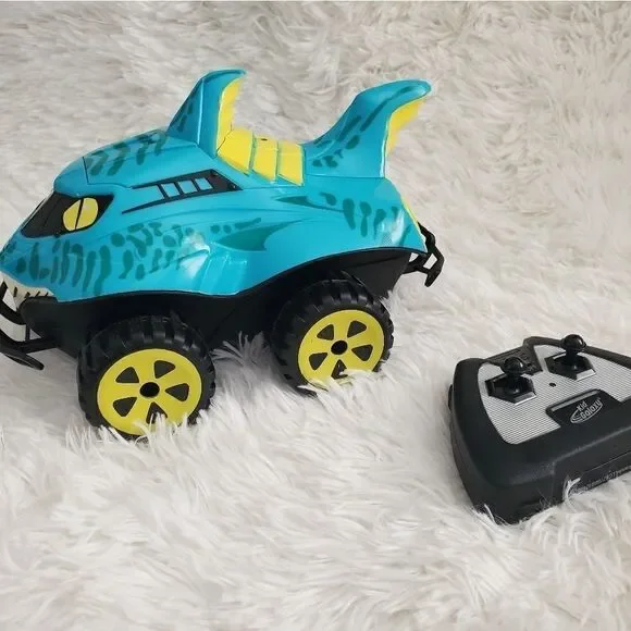 Like New- Morphibians Kid Galaxy 2.4GHZ Shark RC Car