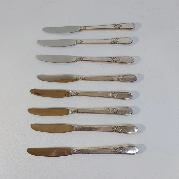 8 Vintage 1847 Rogers Brothers Silver Plated‎ Adoration Dinner Knives