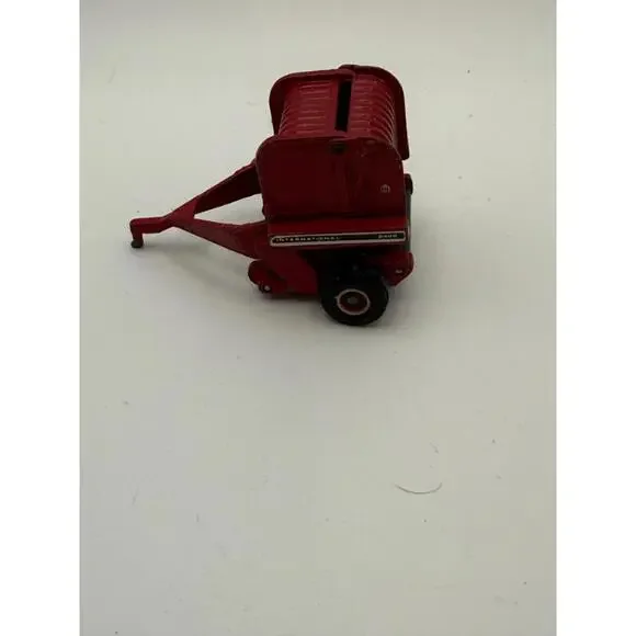 Vintage ERTL 1/64 Scale International 2400 Round hay baler Die‎ Cast Red