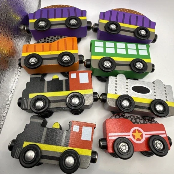 Melissa & Doug Wooden Train Cars Set Lot of 8 Pieces Magnetic Excellent Cond.