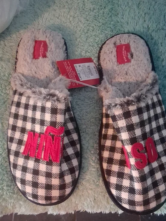 Wondershop Black & White Plaid Men’s Slip-On Slippers with Pink Embroidery
