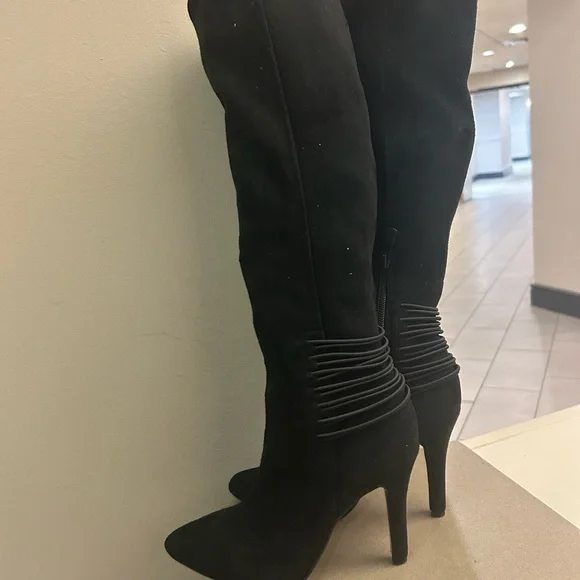 Boots Chic Black Over the Knee Suede BCBGeneration 6B/36. Excellent Condition
