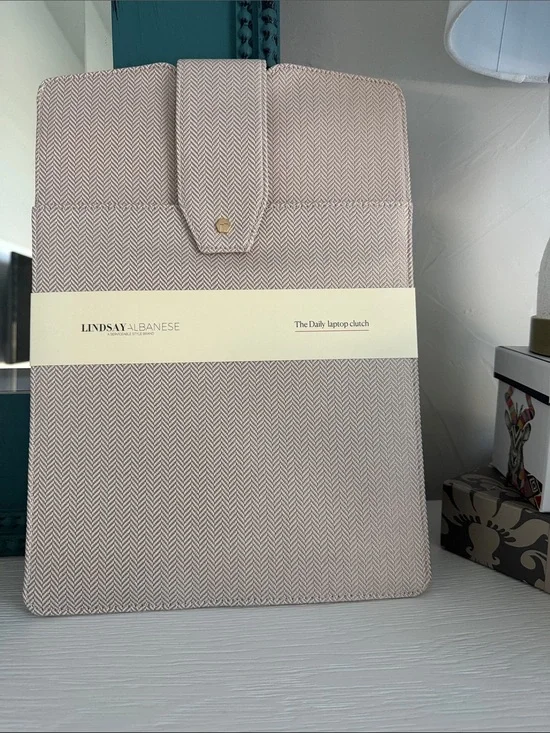 NWT Lindsay Albanese Daily Laptop Clutch -Beige Herringbone. Fits 14.5” laptop.