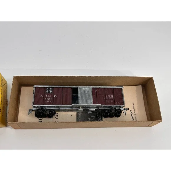 Vintage Roundhouse HO Santa Fe 40 ft Truss-Side Train Boxcar Diecast Truck Kit