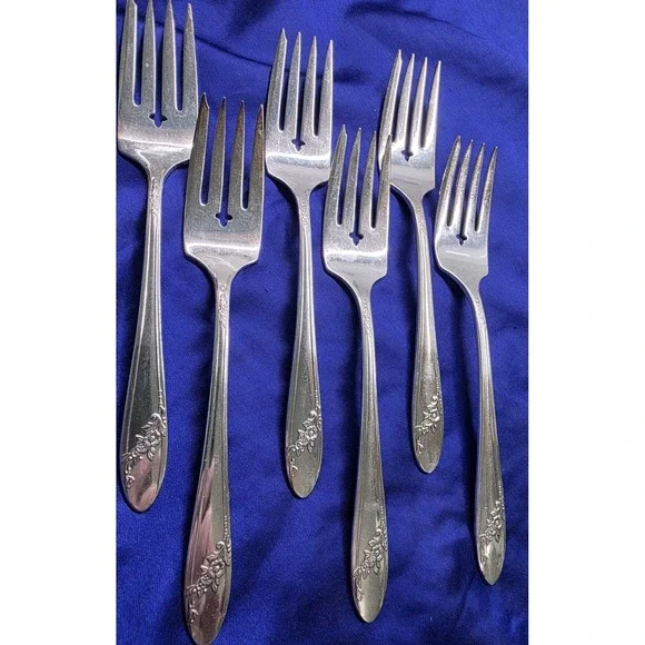 6 VTG Oneida Tudor Plate QUEEN BESS II Silverplated SALAD FORKS 1946