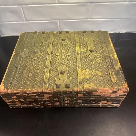 Wooden Distressed Florentine Empty 1847 Rogers flatware storage case