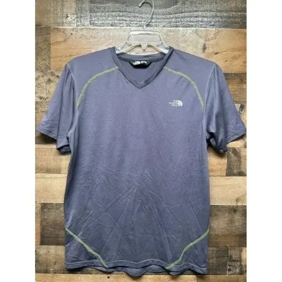 The North Face Men's V-Neck T-Shirt‎ Size Medium