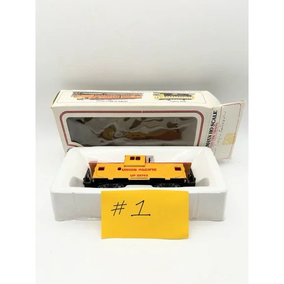 Bachmann HO Scale Red Yellow Union Pacific Freight Train Caboose‎ UP 25743