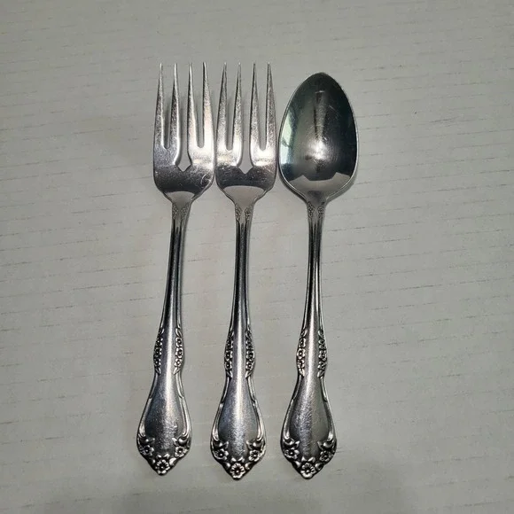 Oneida MANSFIELD Amadeus Stainless‎ Rogers Deluxe Flatware Salad Forks & A Spoon