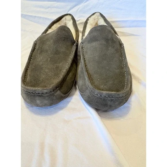 UGG Men Gray Suede Sheepskin Lined Moc‎ Toe Slippers Moccasins Size 9