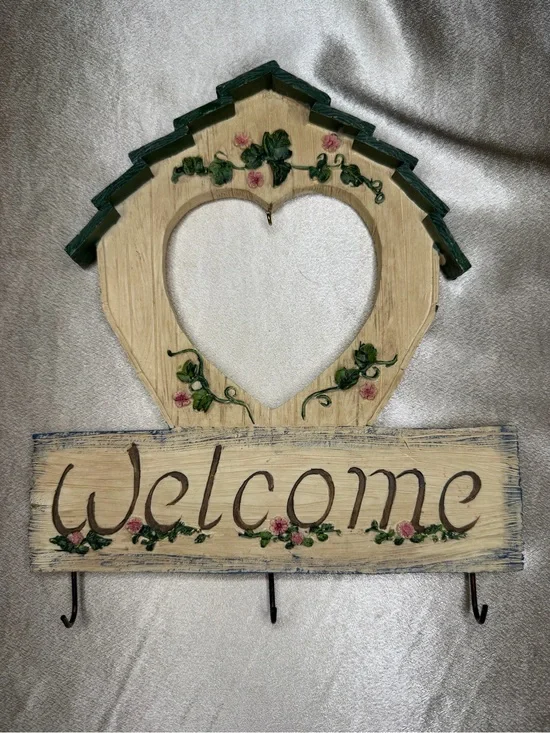 Vintage Floral Heart Welcome Wall Plaque with Three Hooks