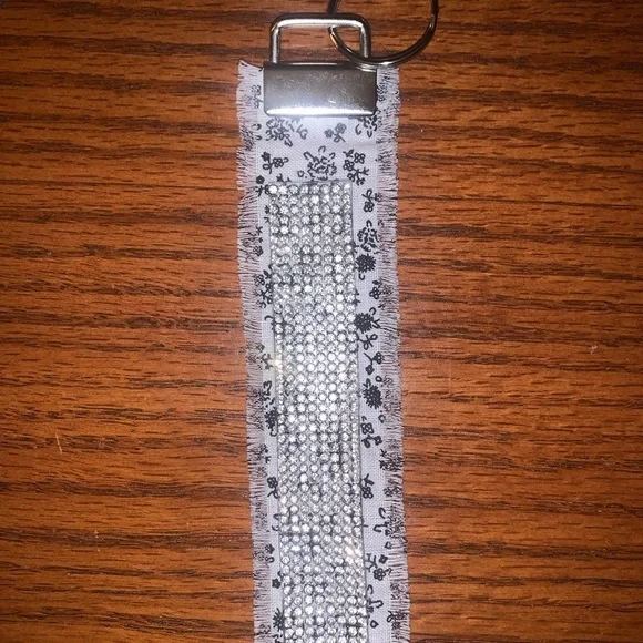 ✨Fashionable wristlet/keychain✨