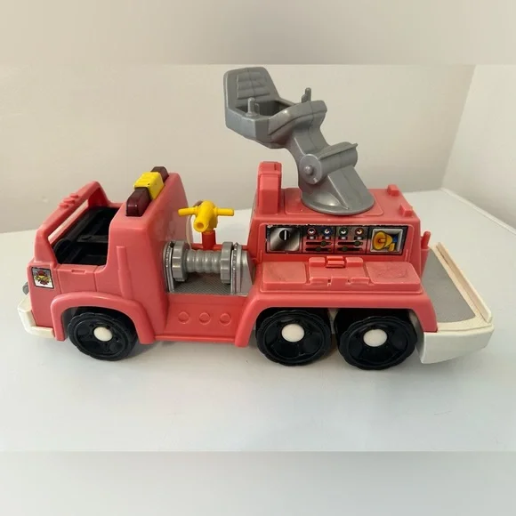 Fisher-Price‎ 2007 L3940 Fire Truck Little People With Sounds VTG