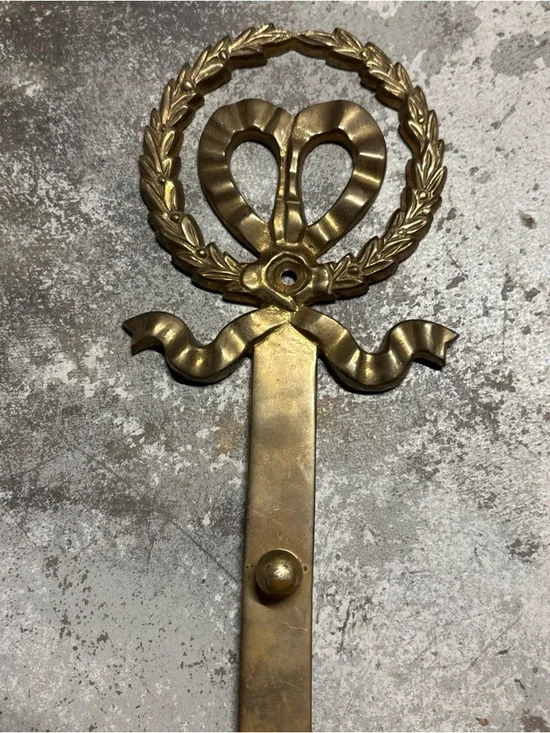 Aged Brass Heart Wreath Wall Hook - Gold