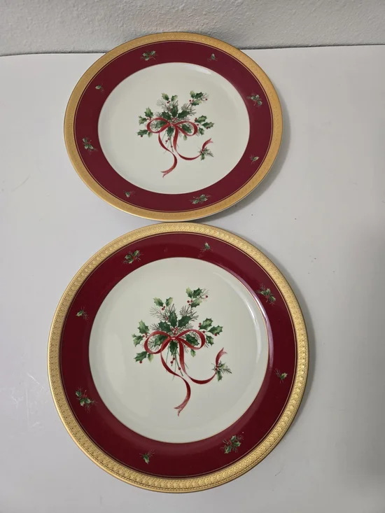 Mikasa Palatial Holly Salad/Dessert Plates with Gold Trim (Set of 2)