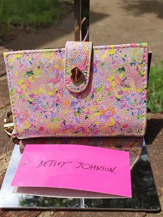 Betsey Johnson XOLeah Card Case (2319)