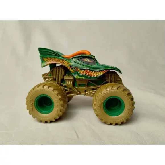 DRAGON MONSTER JAM POWER BEASTS TRUCK TARGET EXCLUSIVE GOLD TIRES 1:64 2020