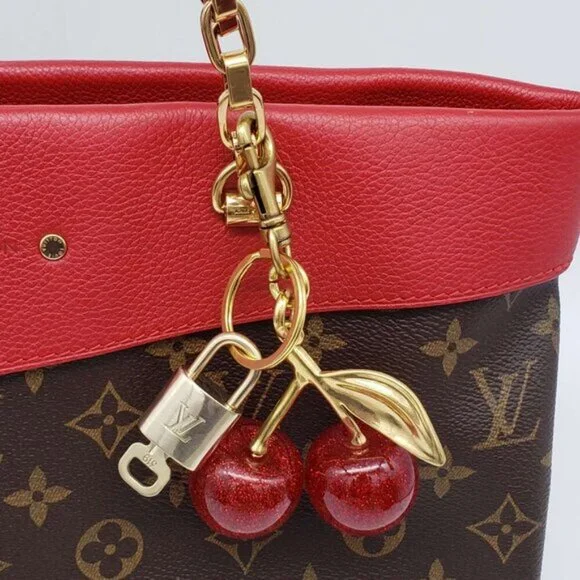 Louis Vuitton Authentic Gold Padlock 🔑 Key + Stylish Bag Unbranded Apple Charm