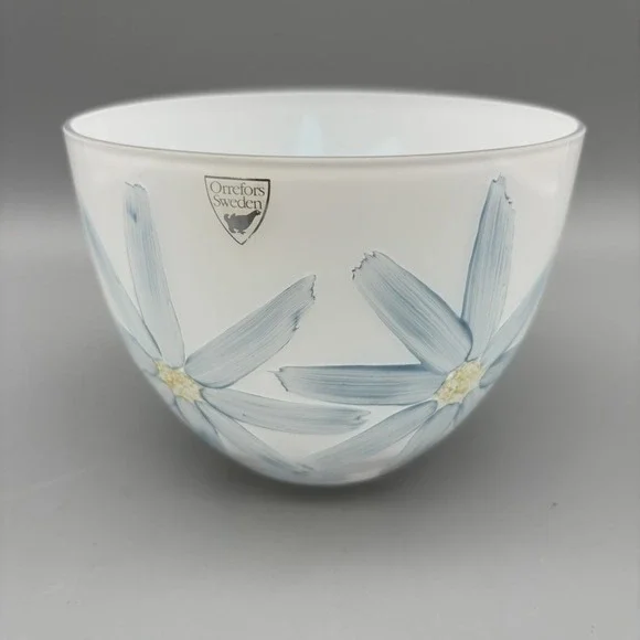 Orrefors Hand Painted‎ Daisies White Glass Round Deep Bowl  Signed 5