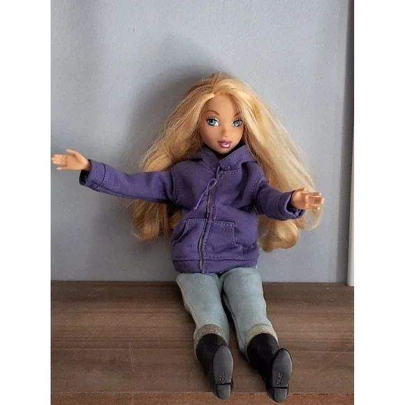 1999 Mattel Barbie Doll With Belly Chain. Comes With Outfit And Boots. Vintage