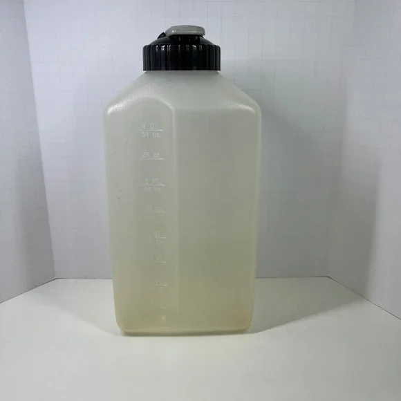 Rubbermaid 2 Quart 64 oz Plastic Juice Pitcher Rectangular Water Bottle 2468 12