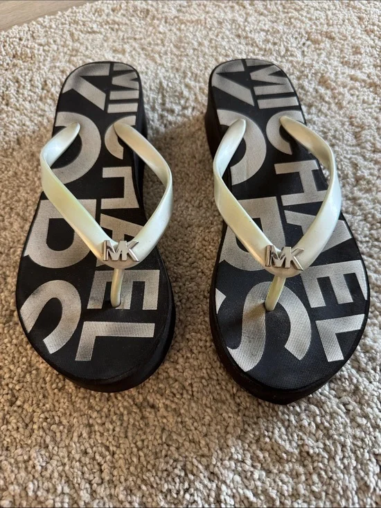 Michael Kors Women`s Flip Flops Slides Thong Sandals Size US 8 Gray
