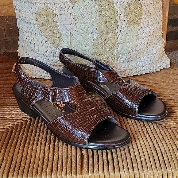 SAS Suntimer brown croc sandal, size 8.5N