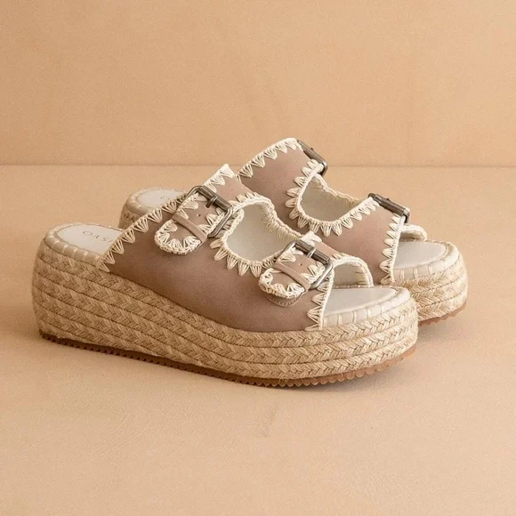 NWOT Oasis Society Platform Sandals