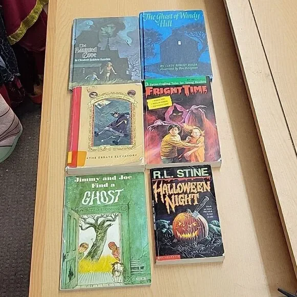 4 Ghost paperbooks 2 hardcover Ghost books‎