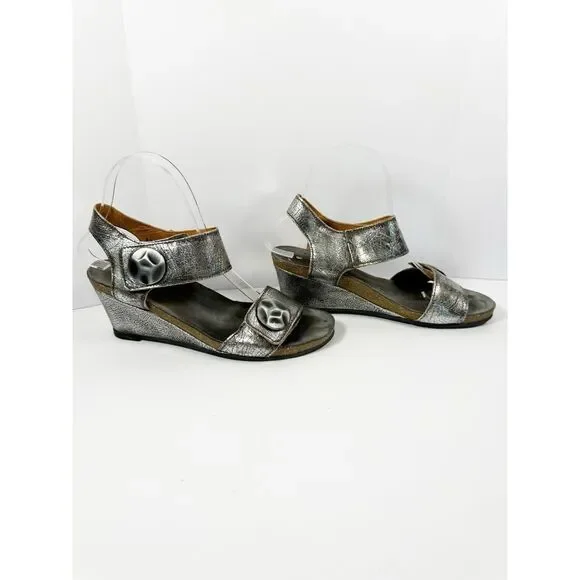 Taos Carousel Sandals 38 /7.5 Silver Crackle Leather Wedge Ankle Strap Medallion