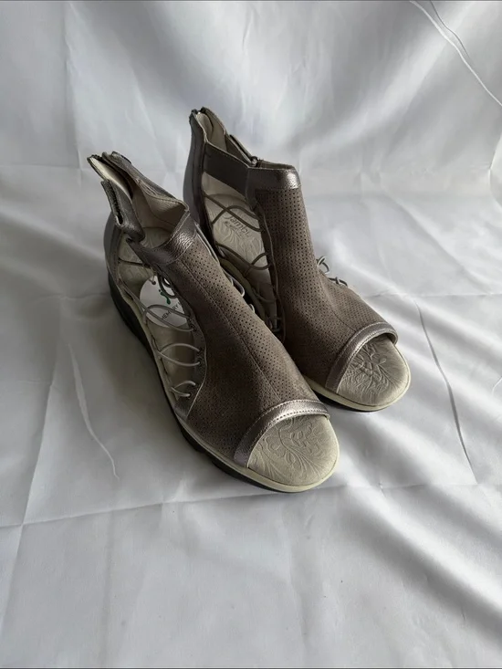 Jambu Naomi Grey Gunmetal Suede Corded Bungee Accent Wedge Ankle Boots NWT Sz 10