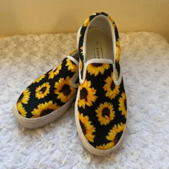 Three In Shoes Slip On Sunflower Canvas Sneakers Loafers Women’s‎ Size 6.5 EUC