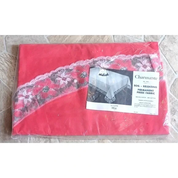 Vintage Christmas Red Table Cloth‎ Charmante Oval TableCloth 66x86 New old Stock