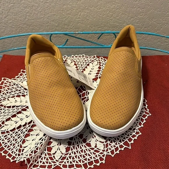 Nwt slip on sneakers. Comfort insole with padding. Size in EU sizing.