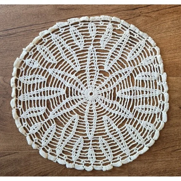 Vintage White Crochet Doily Round‎ Lace Pattern Handmade 14″ Table Dresser Decor