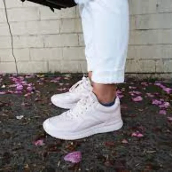 Everlane the trainer sneaker blush influencer shoes leather