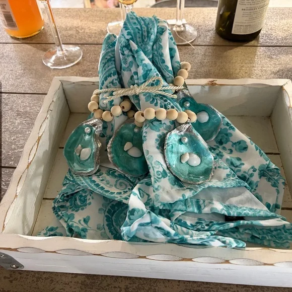 Set of 4 Coastal Oyster Shell Napkin Rings with 4 Cloth Napkins