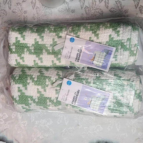 Room Essentials Green White Houndstooth Table Runners, set of 2